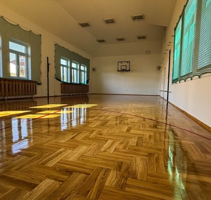 REMONT PARKIETU W SALI GIMNATYCZNEJ W BUDYNKU SZKOŁY PODSTAWOWEJ W MAĆKÓWCE