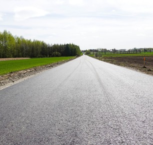 TRWA PRZEBUDOWA DRÓG GMINNYCH NA TERENIE GMINY ZARZECZE