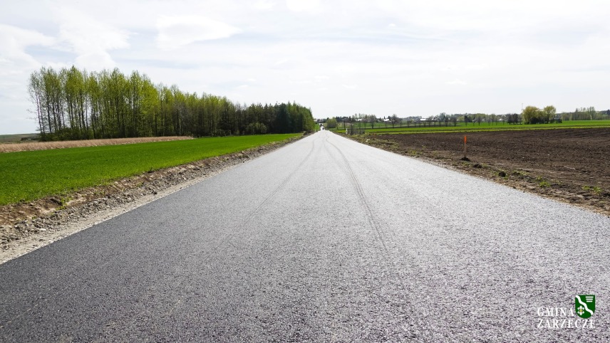 TRWA PRZEBUDOWA DRÓG GMINNYCH NA TERENIE GMINY ZARZECZE