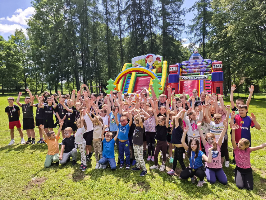 DZIEŃ DZIECKA W GMINIE ZARZECZE (SZKOŁA PODSTAWOWA W MAĆKÓWCE ORAZ W ŻURAWICZKACH)