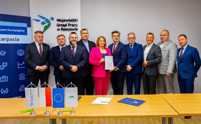 PODPISANIE UMOWY NA FINANSOWANIE CENTRUM INTEGRACJI SPOŁECZNEJ W ZARZECZU