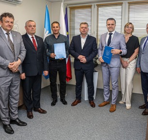 PODPISANIE UMOWY NA BUDOWĘ CHODNIKÓW PRZY DROGACH POWIATOWYCH