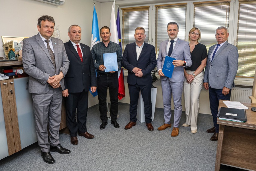 PODPISANIE UMOWY NA BUDOWĘ CHODNIKÓW PRZY DROGACH POWIATOWYCH
