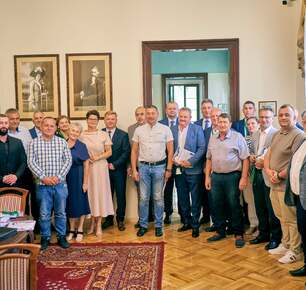 XVI SESJA RADY GMINY ZARZECZE - JEDNOGŁOŚNE ABSOLUTORIUM DLA WÓJTA GMINY ZARZECZE - 24.06.2025 r.