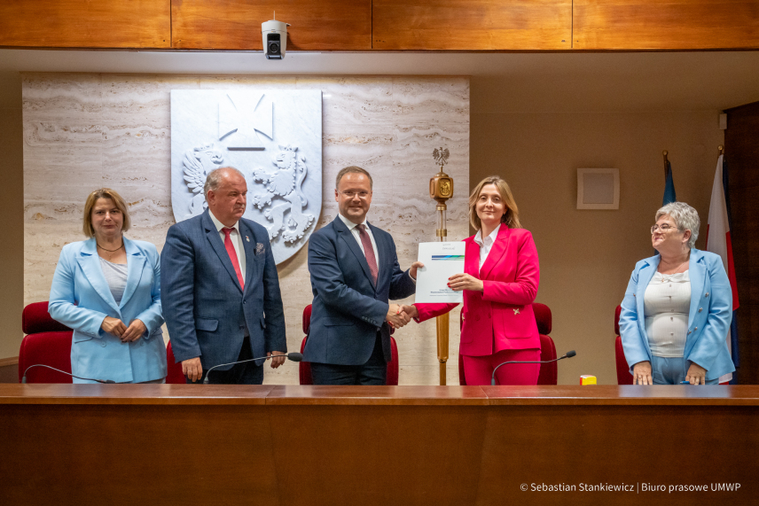 PODPISANIE UMOWY W RAMACH PODKARPACKIEGO PROGRAMU ODNOWY WSI NA LATA 2021 - 2025