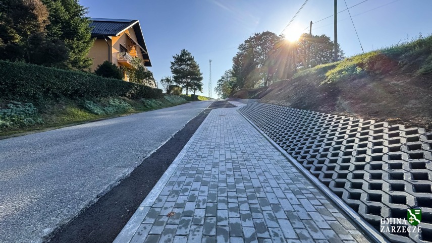 POSZERZENIE DROGI GMINNEJ WRAZ Z BUDOWĄ CHODNIKA PRZY SZKOLE PODSTAWOWEJ W ŻURAWICZKACH