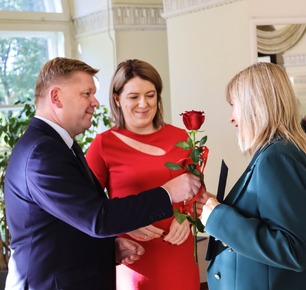 WRĘCZENIE NAGRÓD WÓJTA GMINY ZARZECZE Z OKAZJI DNIA EDUKACJI NARODOWEJ