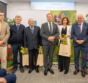 GMINA PRZYJAZNA EKOLOGII - PRZEKAZANIE SADZONEK DRZEW I KRZEWÓW MIODODAJNYCH DLA SAMORZĄDÓW Z WOJEWÓDZTWWA PODKARPACKIEGO