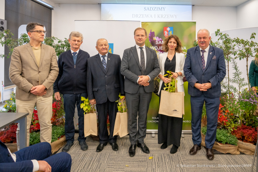 GMINA PRZYJAZNA EKOLOGII - PRZEKAZANIE SADZONEK DRZEW I KRZEWÓW MIODODAJNYCH DLA SAMORZĄDÓW Z WOJEWÓDZTWWA PODKARPACKIEGO
