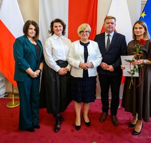 ZESPÓŁ PRACOWNIKÓW SOCJALNYCH WRAZ Z KIEROWNIKIEM GMINNEGO OŚRODKA POMOCY SPOŁECZNEJ W ZARZECZU – WYRÓŻNIONY PRZEZ WOJEWODĘ PODKARPACKIEGO