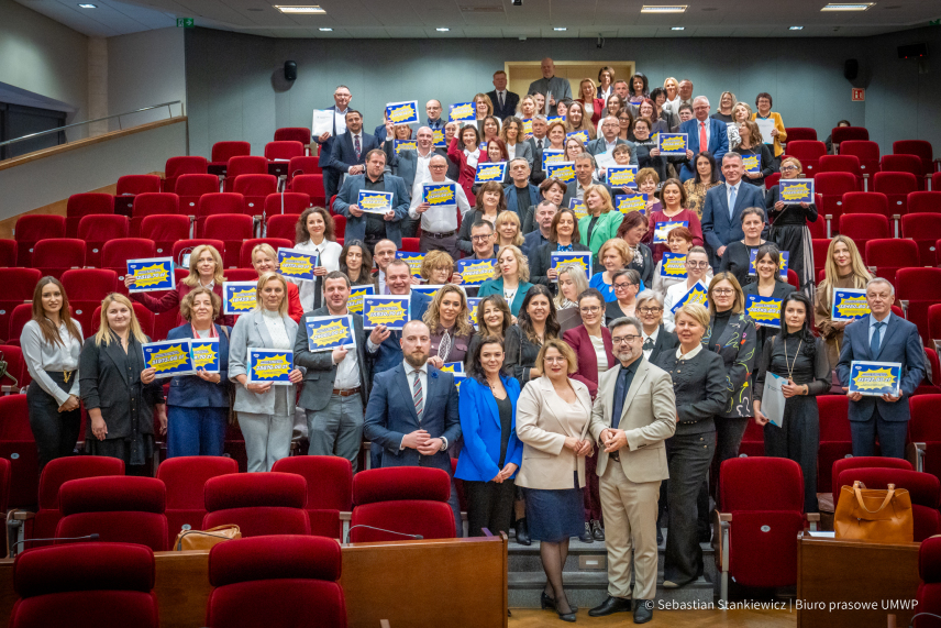 WRĘCZENIE PROMES NA WYPOSAŻENIE SZKOLNYCH OŚRODKÓW KARIERY