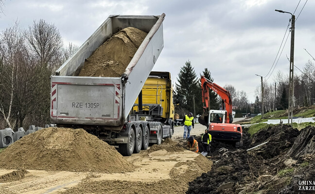 TRWA PRZEBUDOWA DROGI GMINNEJ PRZYSIÓŁEK „POTOK” I „PĘTLA” W MAĆKÓWCE