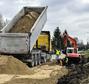 TRWA PRZEBUDOWA DROGI GMINNEJ PRZYSIÓŁEK „POTOK” I „PĘTLA” W MAĆKÓWCE