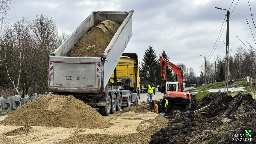 TRWA PRZEBUDOWA DROGI GMINNEJ PRZYSIÓŁEK „POTOK” I „PĘTLA” W MAĆKÓWCE