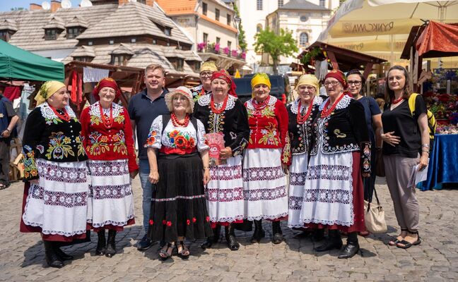 ZESPÓŁ ŚPIEWACZY Z KISIELOWA NA 60. OGÓLNOPOLSKIM FESTIWALU KAPEL I ŚPIEWAKÓW LUDOWYCH W KAZIMIERZU DOLNYM