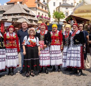 ZESPÓŁ ŚPIEWACZY Z KISIELOWA NA 60. OGÓLNOPOLSKIM FESTIWALU KAPEL I ŚPIEWAKÓW LUDOWYCH W KAZIMIERZU DOLNYM