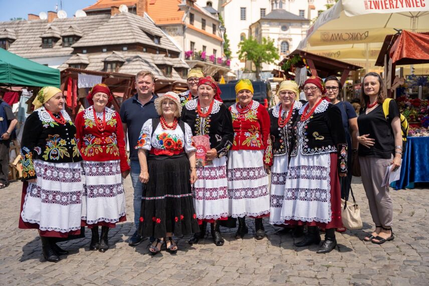ZESPÓŁ ŚPIEWACZY Z KISIELOWA NA 60. OGÓLNOPOLSKIM FESTIWALU KAPEL I ŚPIEWAKÓW LUDOWYCH W KAZIMIERZU DOLNYM