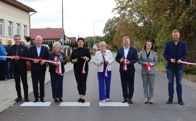 OFICJALNE OTWARCIE DRÓG GMINNYCH W RAMACH ZADANIA „PRZEBUDOWA DRÓG GMINNYCH W ŁAPAJÓWCE, SIENNOWIE, MAĆKÓWCE, ZARZECZU I PEŁNATYCZACH” W FORMULE ZAPROJEKTUJ – WYBUDUJ