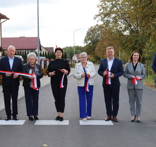 OFICJALNE OTWARCIE DRÓG GMINNYCH W RAMACH ZADANIA „PRZEBUDOWA DRÓG GMINNYCH W ŁAPAJÓWCE, SIENNOWIE, MAĆKÓWCE, ZARZECZU I PEŁNATYCZACH” W FORMULE ZAPROJEKTUJ – WYBUDUJ
