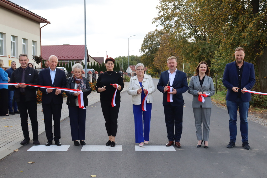 OFICJALNE OTWARCIE DRÓG GMINNYCH W RAMACH ZADANIA „PRZEBUDOWA DRÓG GMINNYCH W ŁAPAJÓWCE, SIENNOWIE, MAĆKÓWCE, ZARZECZU I PEŁNATYCZACH” W FORMULE ZAPROJEKTUJ – WYBUDUJ